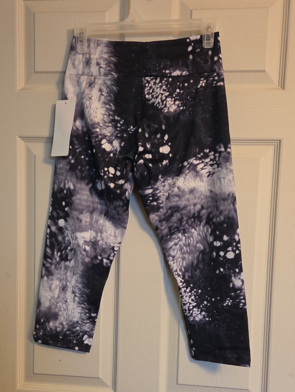 KOS*USA Black and White Crop Leggings Size Medium NWT - Picture 2 of 9